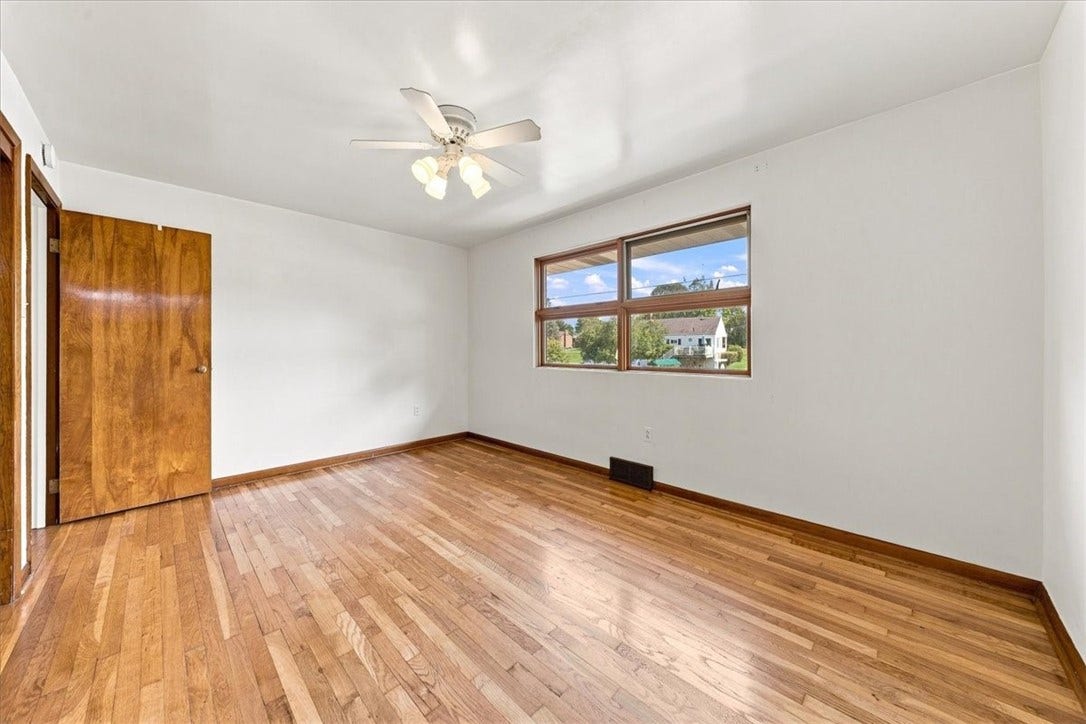 390 Meadow Rd, North Huntingdon, PA 15642
