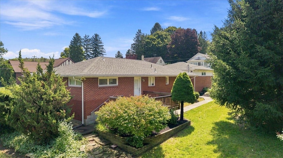 390 Meadow Rd, North Huntingdon, PA 15642