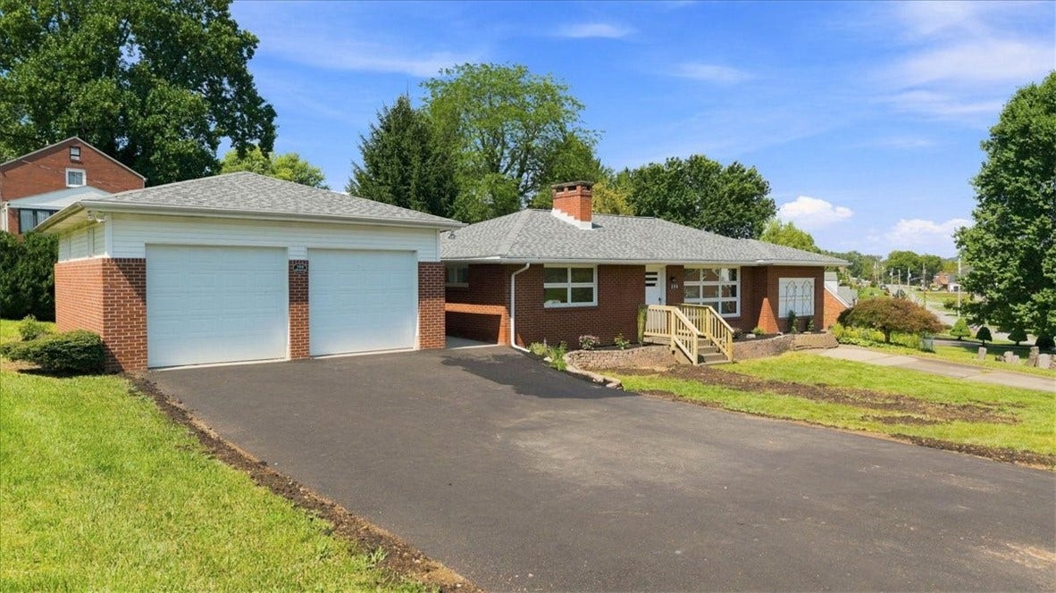 390 Meadow Rd, North Huntingdon, PA 15642