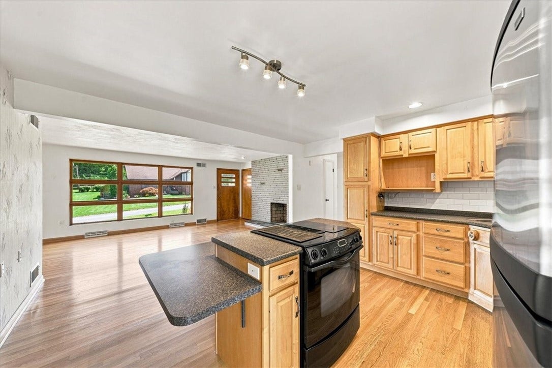 390 Meadow Rd, North Huntingdon, PA 15642