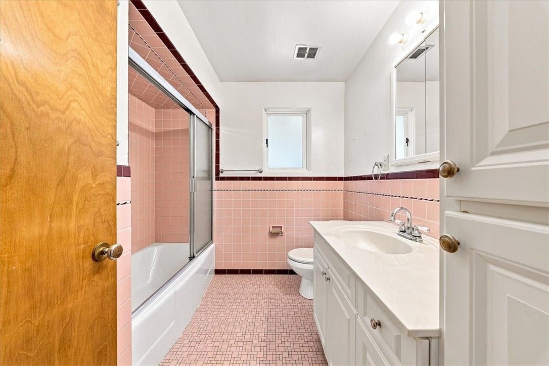 390 Meadow Rd, North Huntingdon, PA 15642
