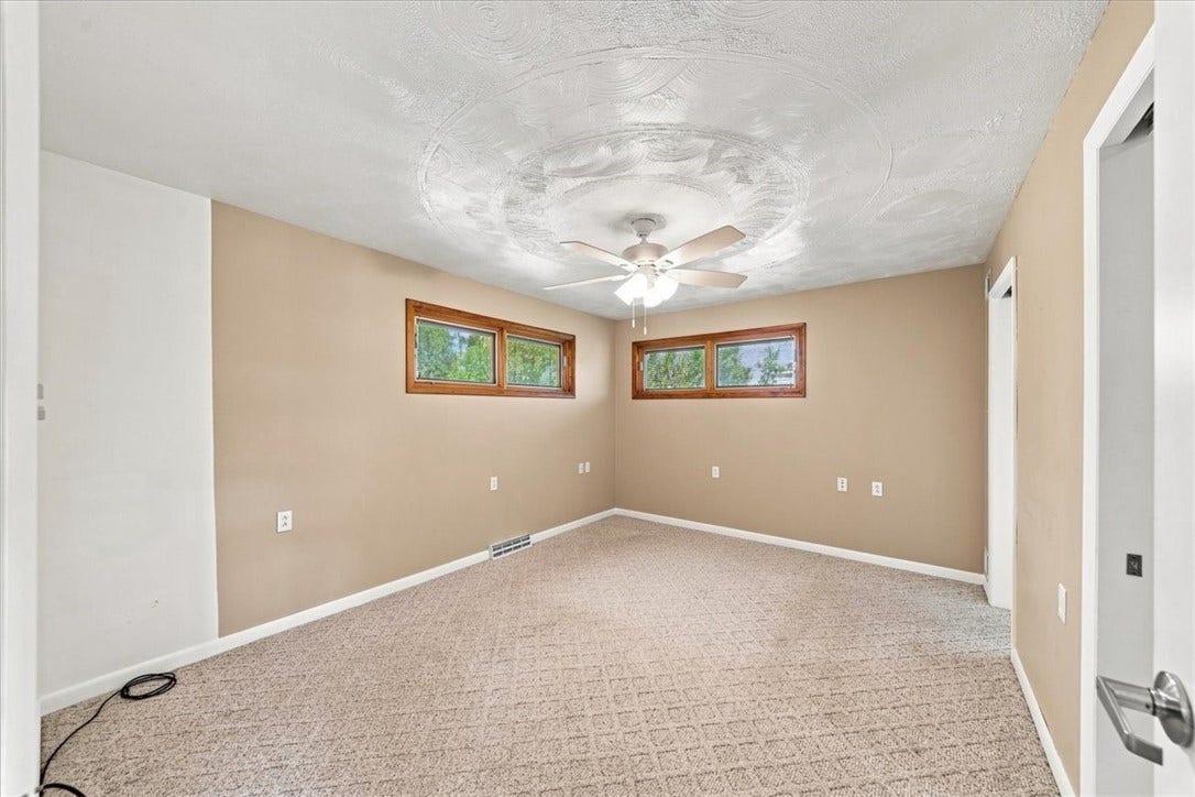 390 Meadow Rd, North Huntingdon, PA 15642