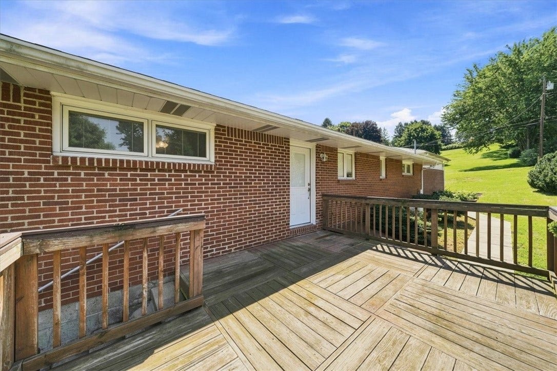 390 Meadow Rd, North Huntingdon, PA 15642