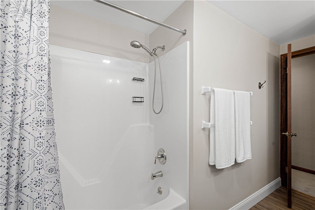 Upper-level full bathroom.