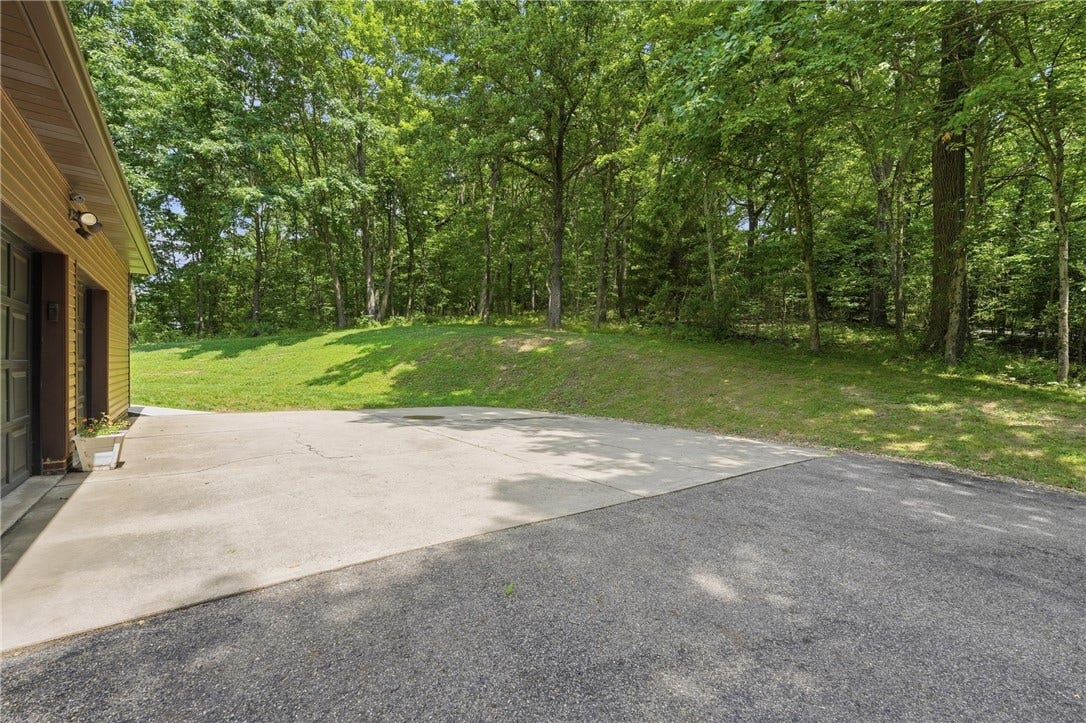 143 W Cruikshank Road, Butler, PA 16002