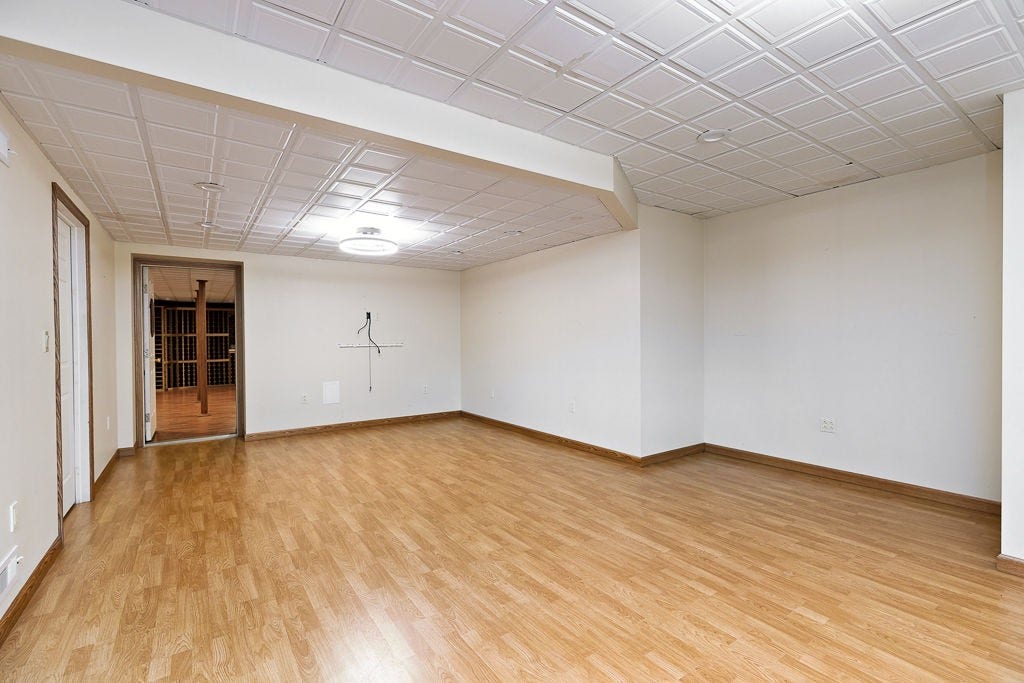102 Brickbarn Ct, Oakdale, PA 15071