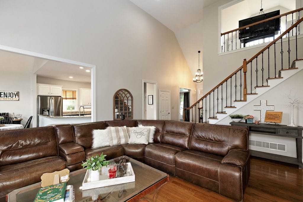102 Brickbarn Ct, Oakdale, PA 15071