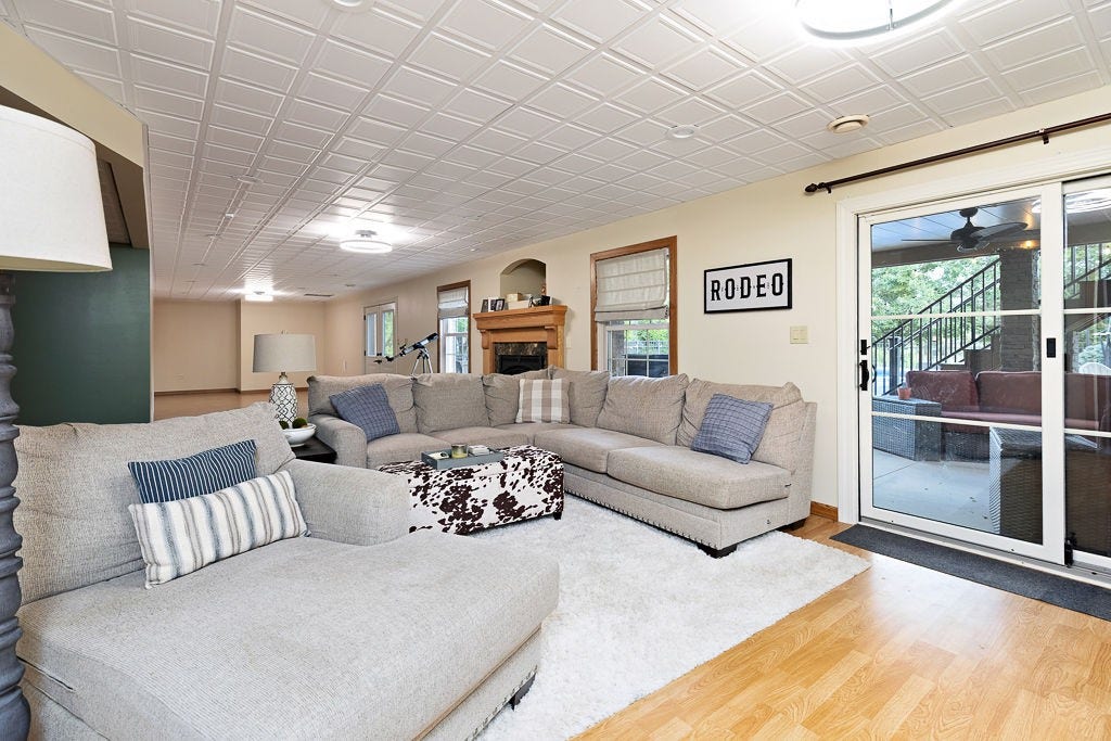 102 Brickbarn Ct, Oakdale, PA 15071