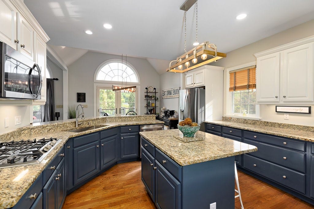 102 Brickbarn Ct, Oakdale, PA 15071