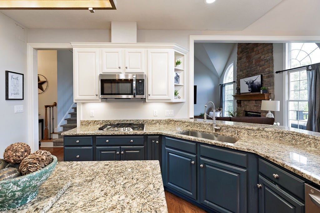 102 Brickbarn Ct, Oakdale, PA 15071