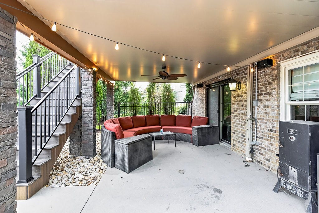 102 Brickbarn Ct, Oakdale, PA 15071