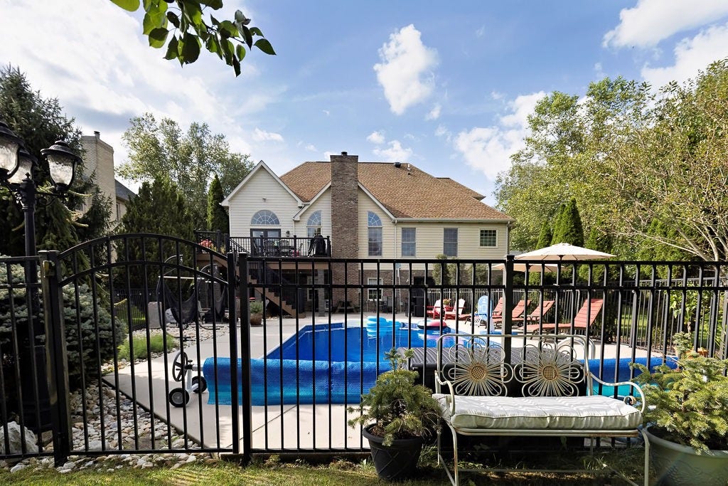 102 Brickbarn Ct, Oakdale, PA 15071