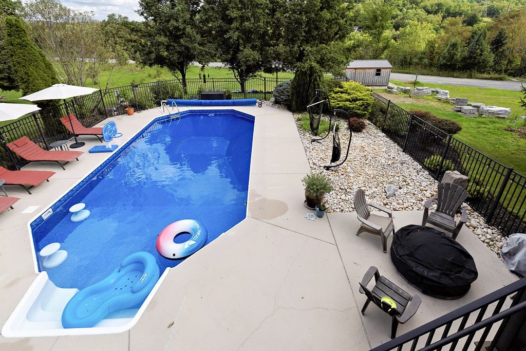 102 Brickbarn Ct, Oakdale, PA 15071