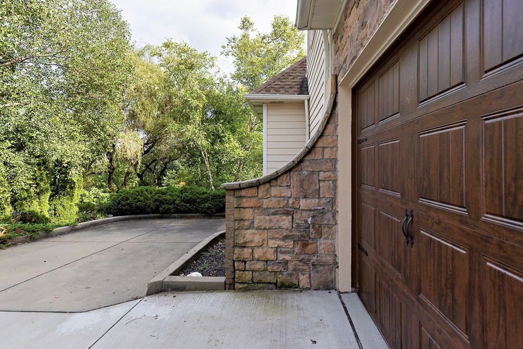 102 Brickbarn Ct, Oakdale, PA 15071