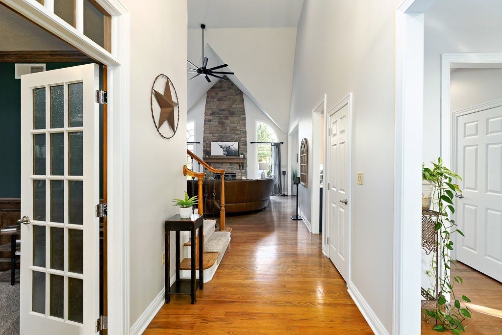 102 Brickbarn Ct, Oakdale, PA 15071