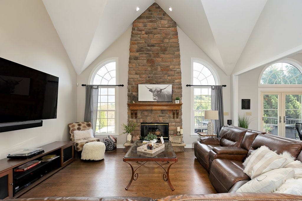 102 Brickbarn Ct, Oakdale, PA 15071