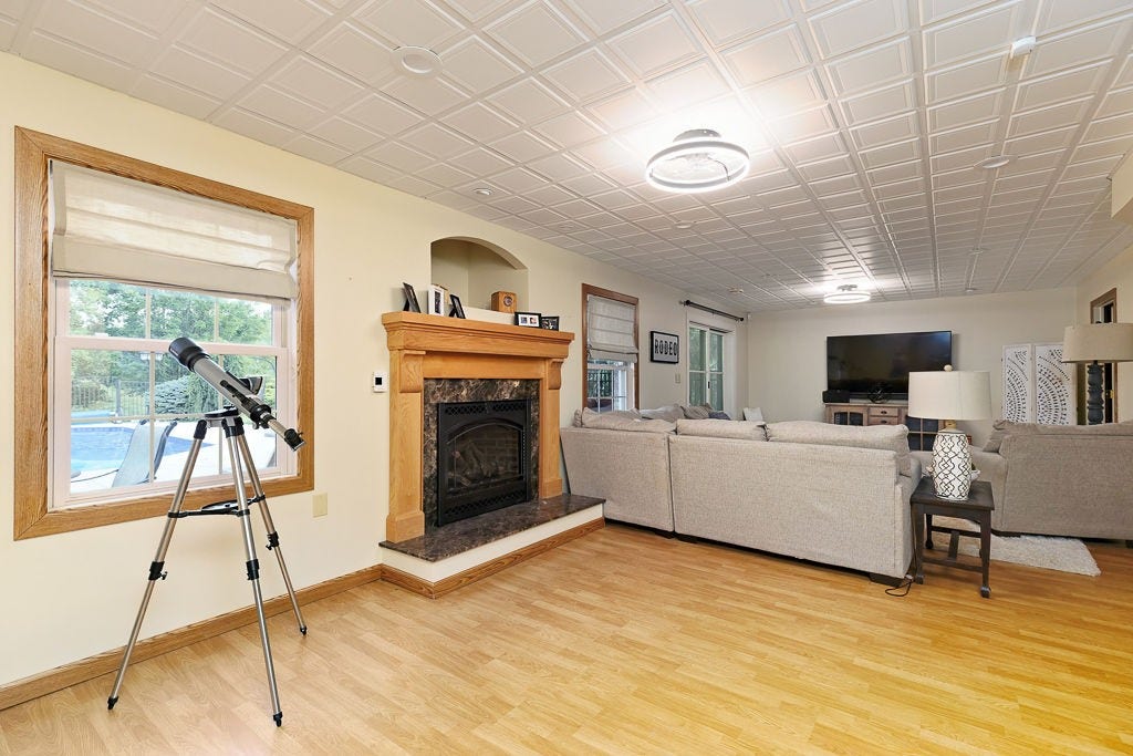 102 Brickbarn Ct, Oakdale, PA 15071