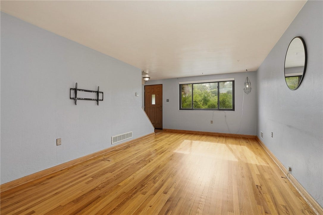 2724 Dwight Ave, Pittsburgh, PA 15216 Lots Of Space To Relax!