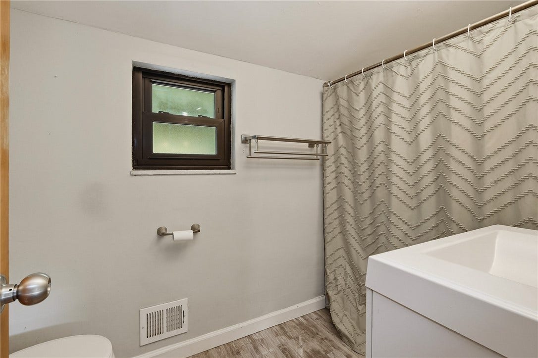 2724 Dwight Ave, Pittsburgh, PA 15216 Stylish And Updated Full Bath