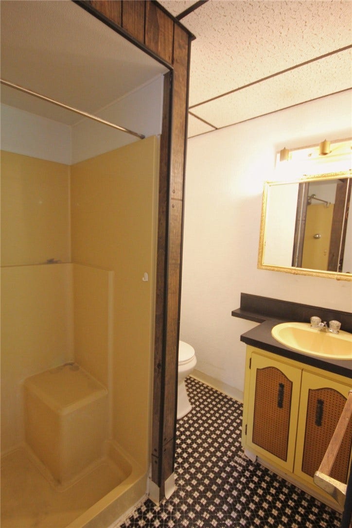 Unit 141 Main floor full bath