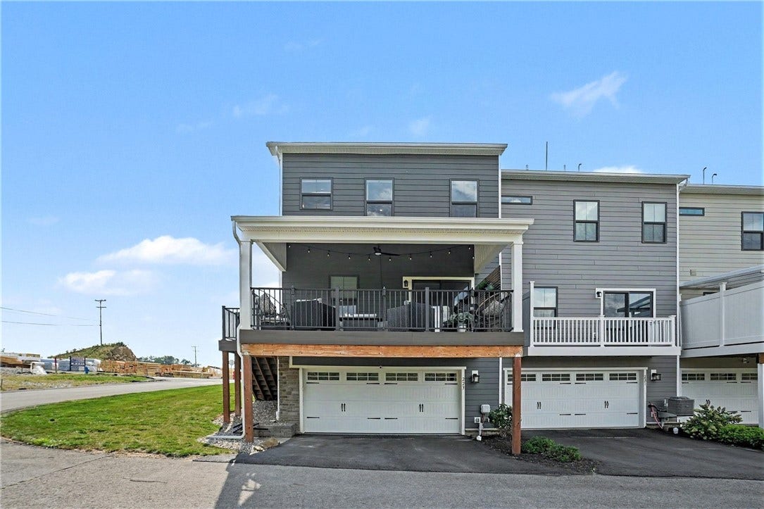 223 Marketplace Ave, Coraopolis, PA 15108
