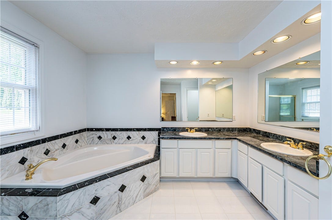 810 Stonebridge Drive, Greensburg, PA 15601