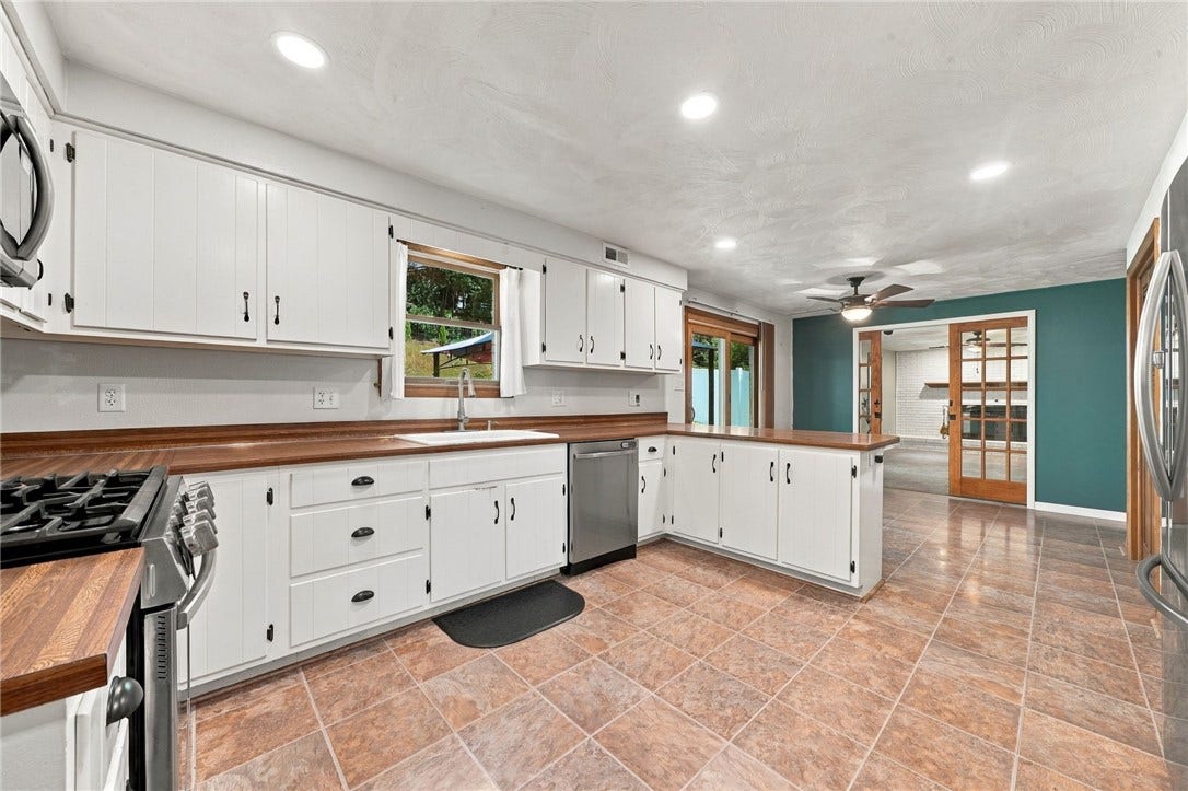 9 Northwood Rd, Greensburg, PA 15601