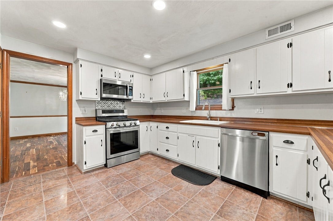 9 Northwood Rd, Greensburg, PA 15601
