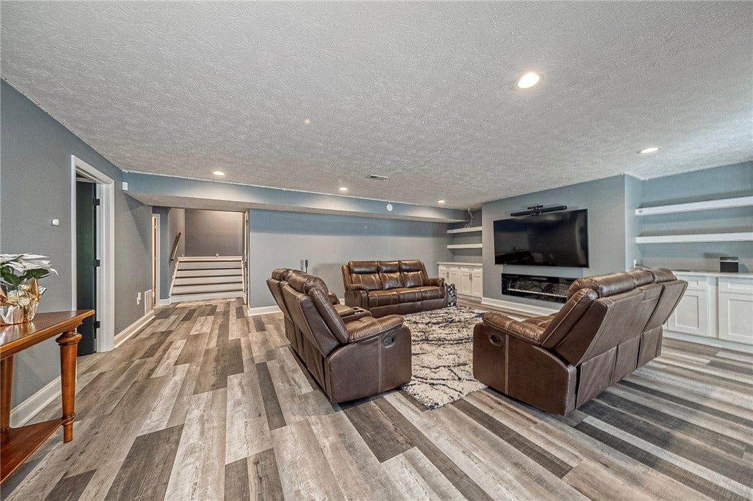 410 Hill Top, Mars, PA 16046