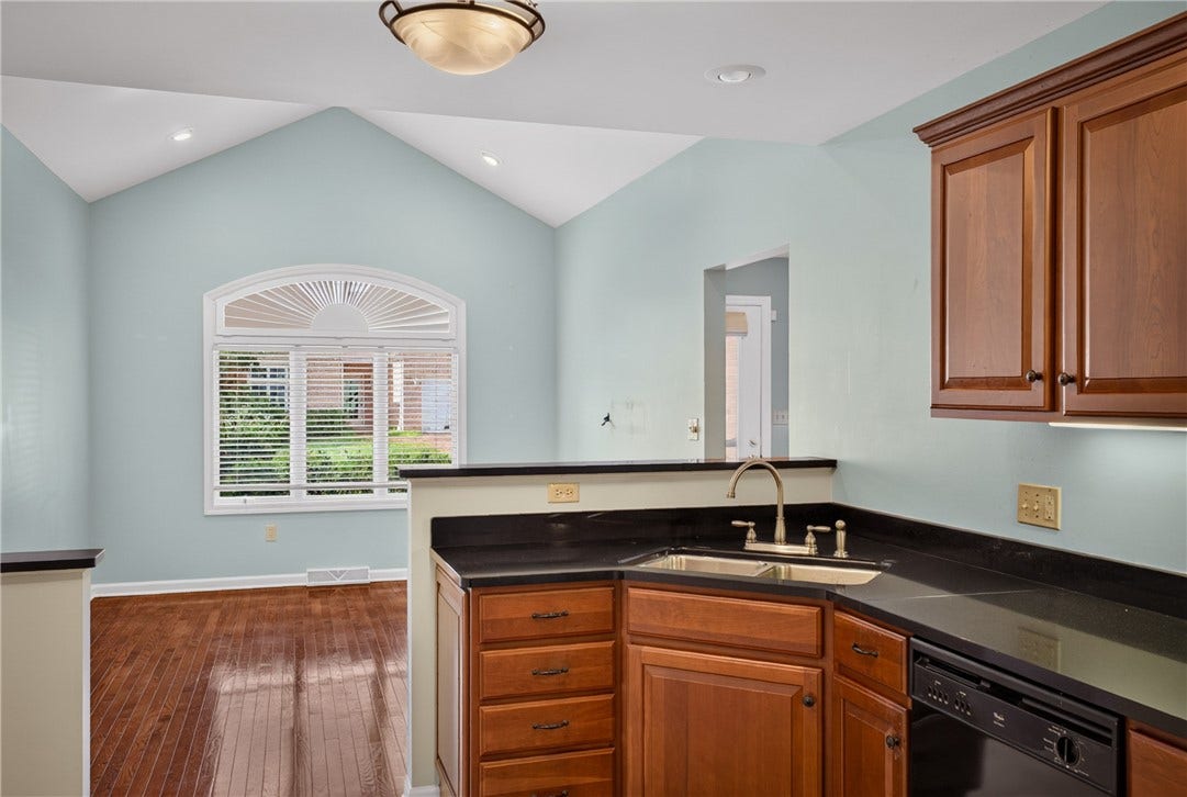 OPEN SIGHTLINES CONNECT THE KITCHEN WITH THE ADJOINING BREAKFAST AREA.