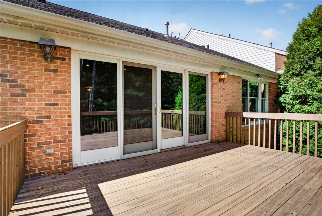 MULTIPLE GLASS DOORS CREATE AN EASY CONNECTION BETWEEN INDOOR AND OUTDOOR LIVING.