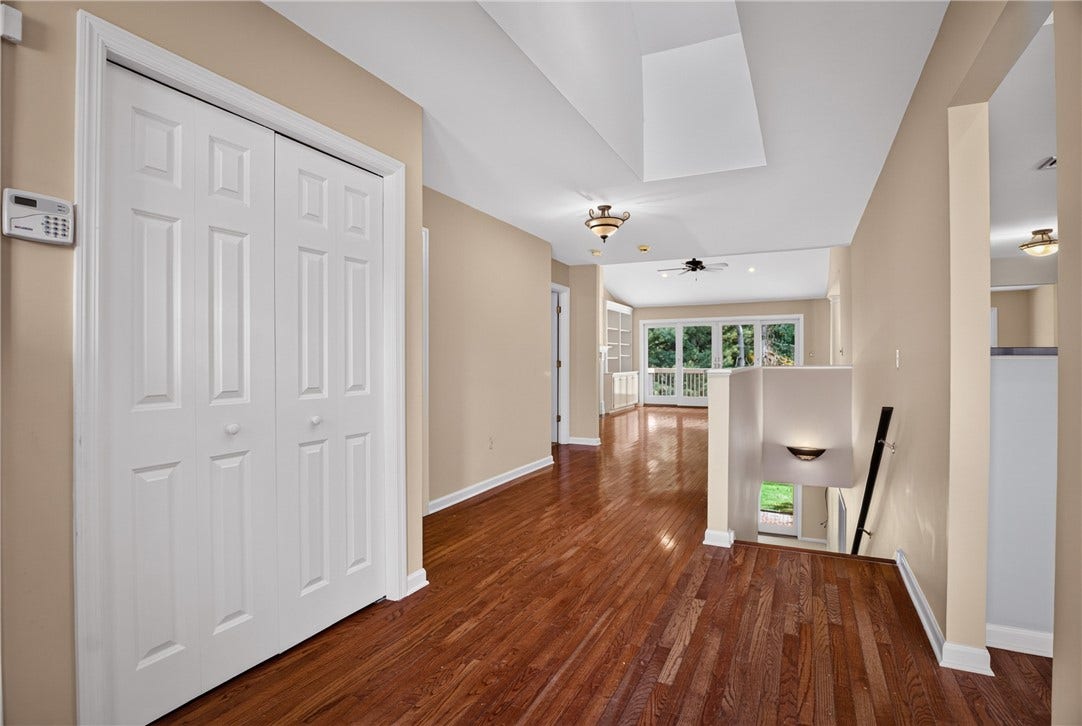 THE ENTRY PROVIDES A SEAMLESS FLOW INTO THE LIVING AND DINING SPACES.
