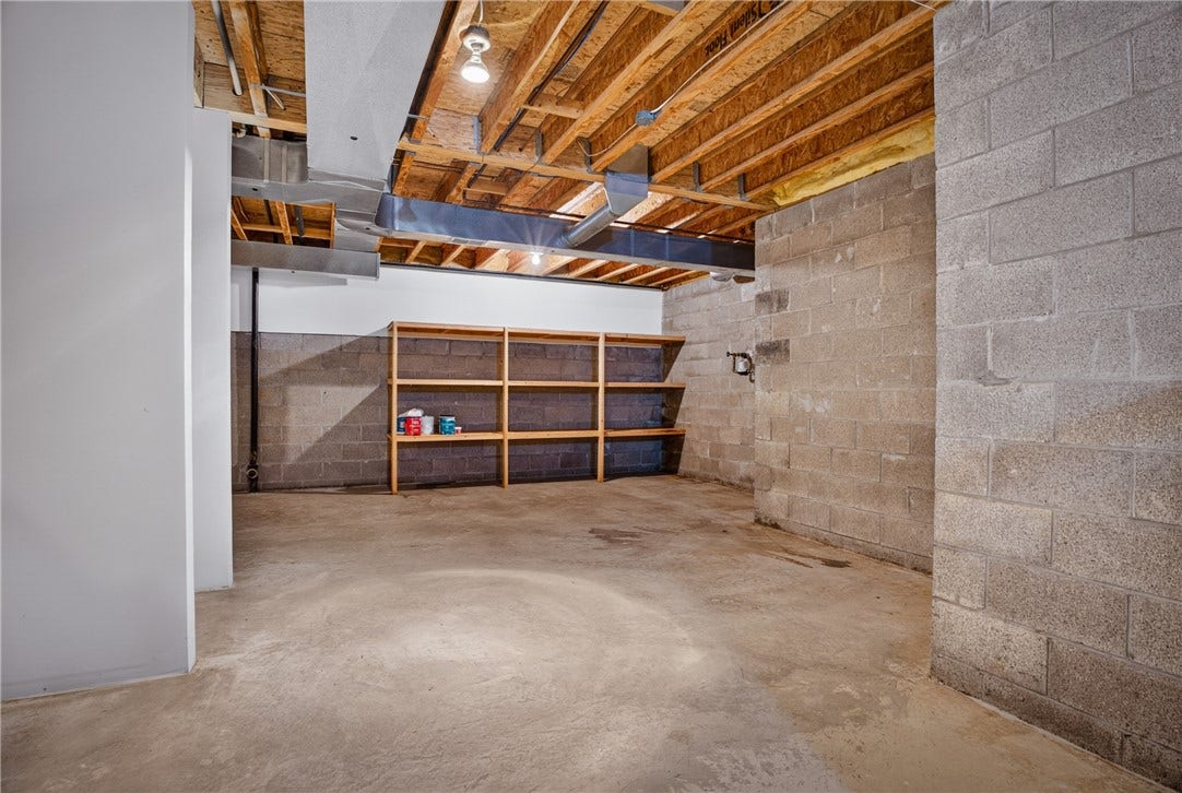 AN EXPANSIVE UTILITY ROOM PROVIDES EXCEPTIONAL STORAGE SPACE.