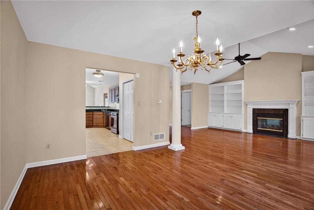 THE DINING AREA FLOWS EASILY BETWEEN THE LIVING ROOM AND KITCHEN.