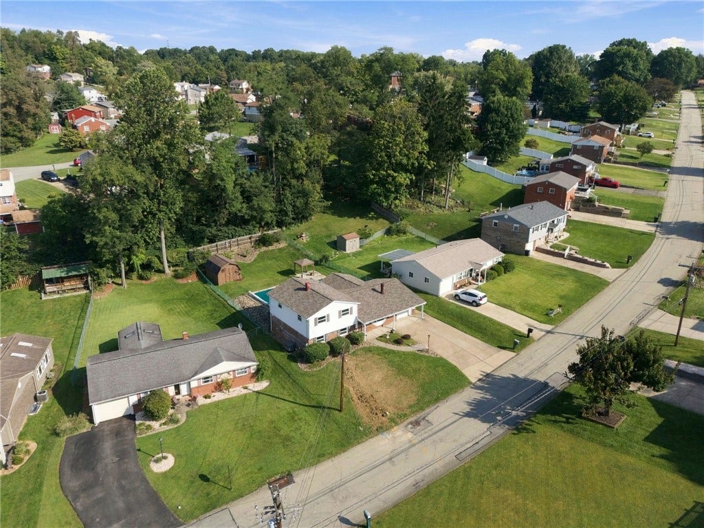 136 Sunrise Dr, Irwin, PA 15642