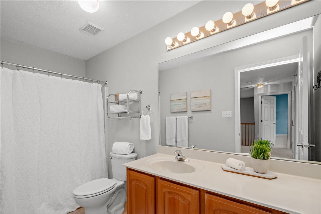 Full bathroom on the 2nd floor.