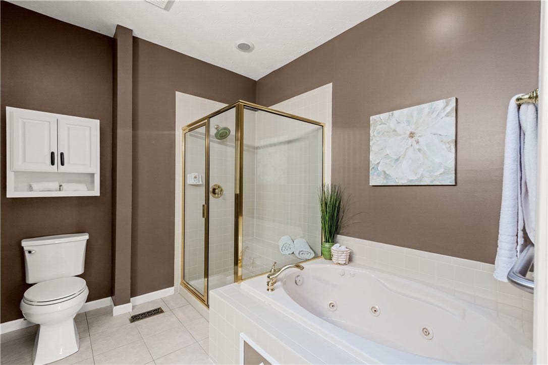 Great layout with a shower and soaking tub