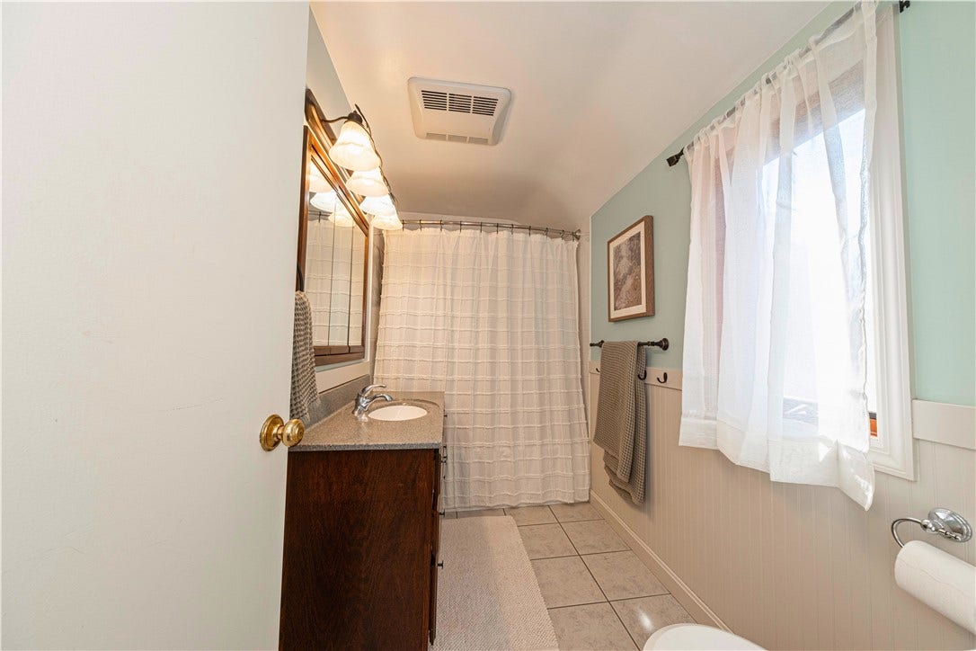 Upstairs Full Bathroom