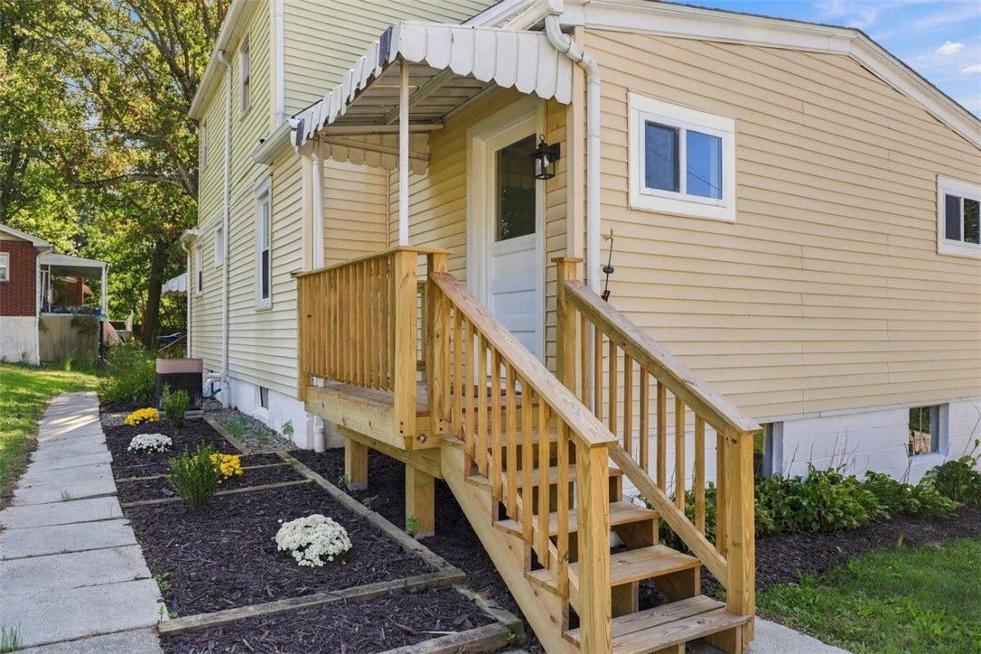 706 Hissam St, Jeannette, PA 15644