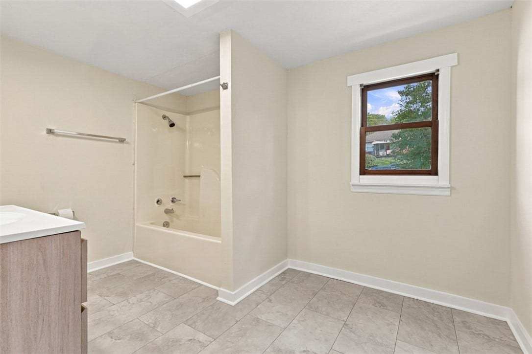 706 Hissam St, Jeannette, PA 15644