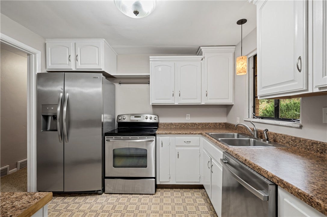 127 Sheldon Ave, Pittsburgh, PA 15220 Newer stainless steel appliances.