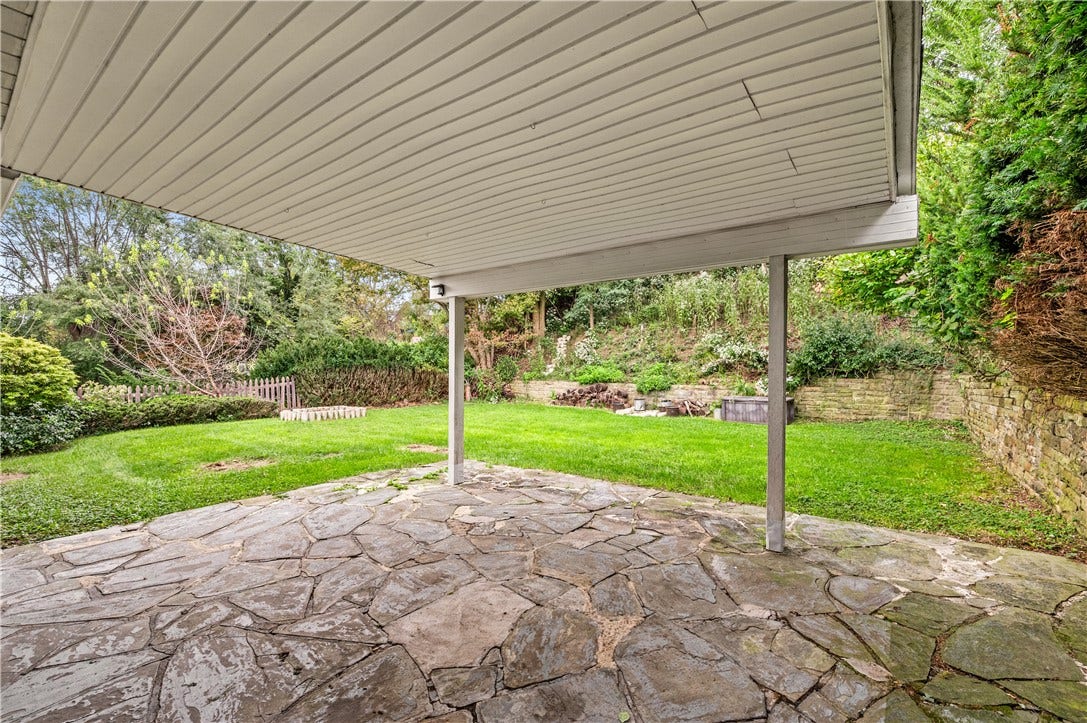 127 Sheldon Ave, Pittsburgh, PA 15220 Covered patio