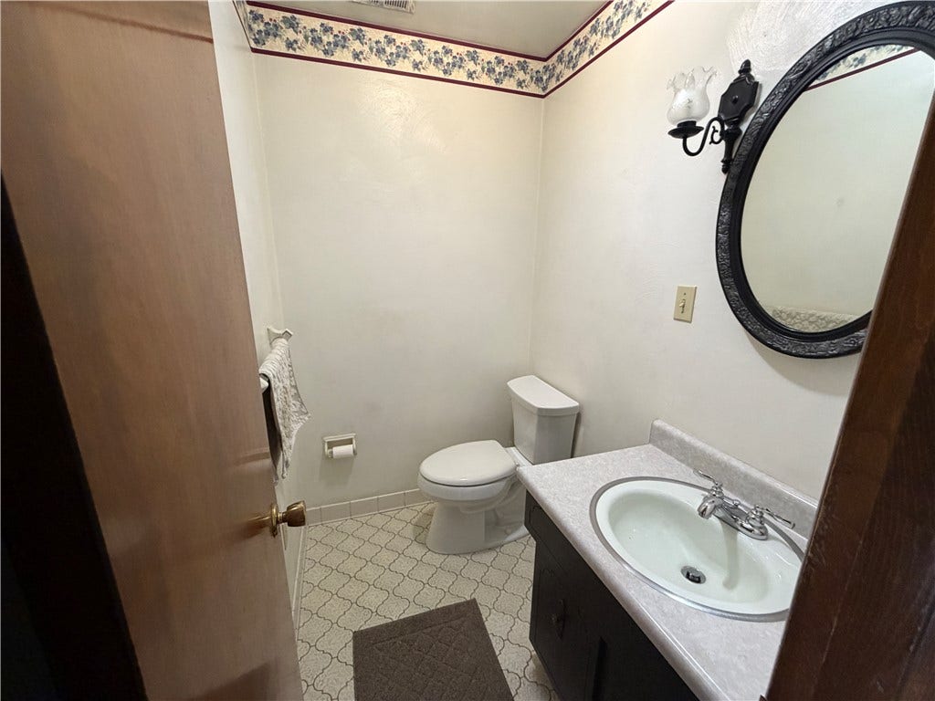 Main floor 1/2 bath