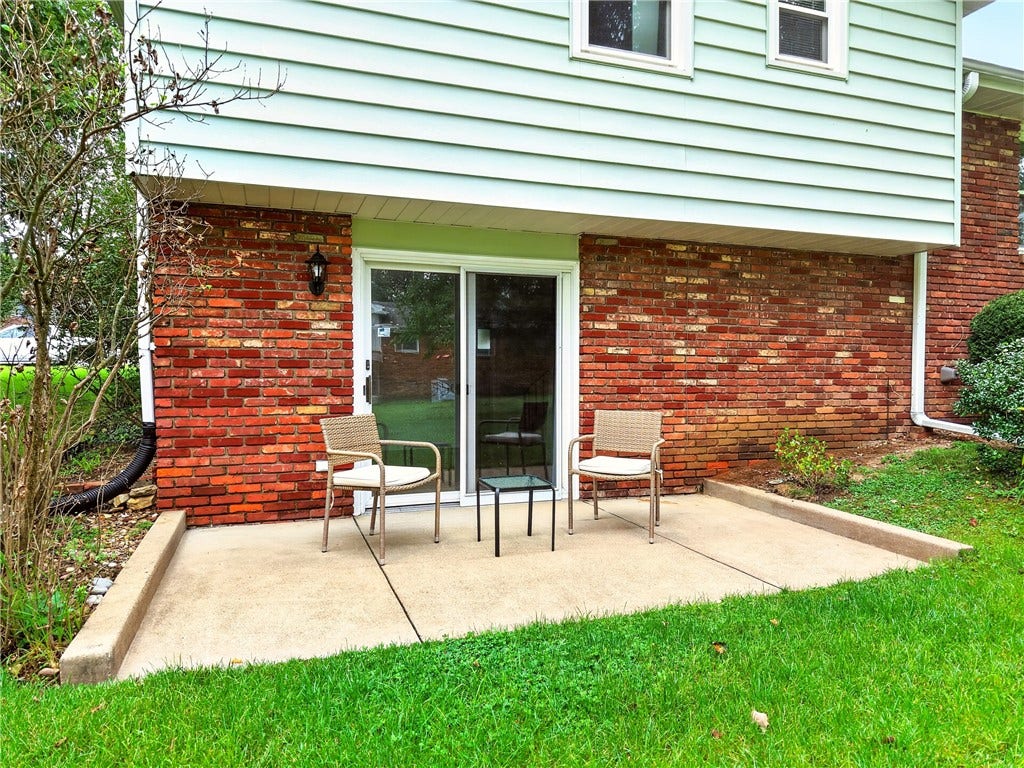 422 Sheffield Dr, Greensburg, PA 15601