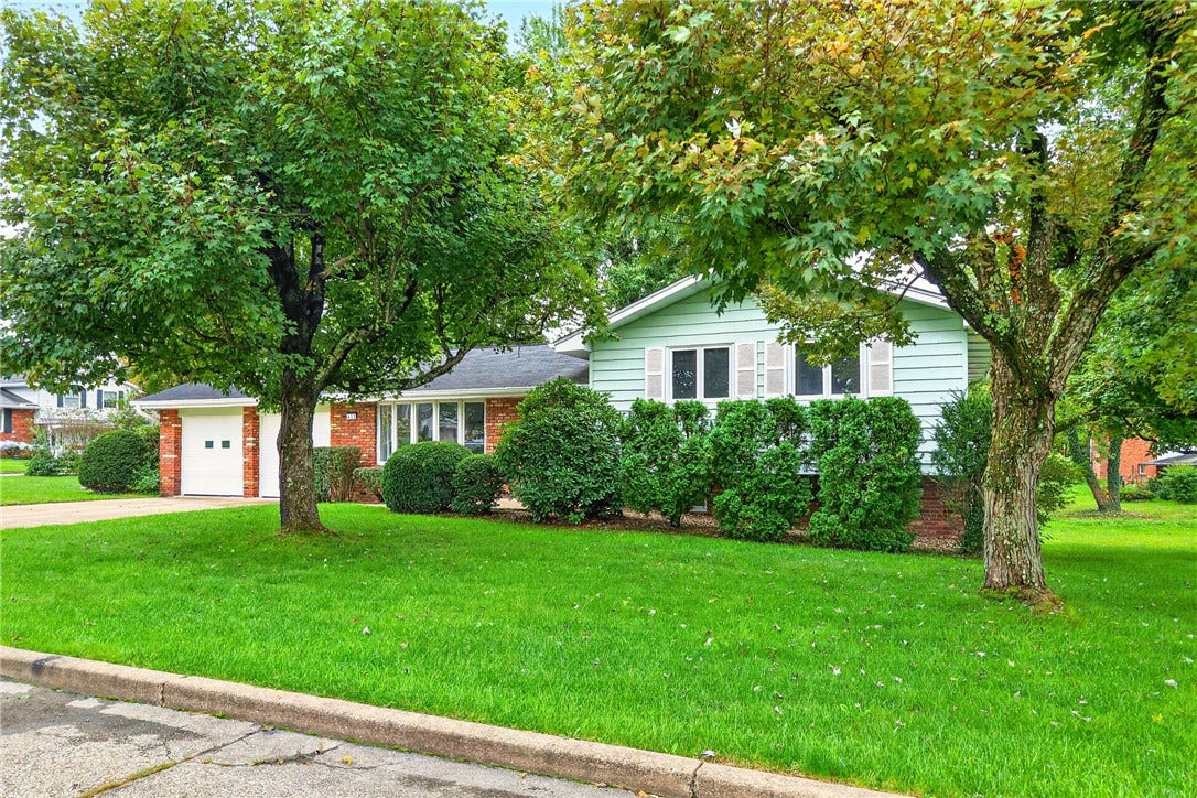 422 Sheffield Dr, Greensburg, PA 15601