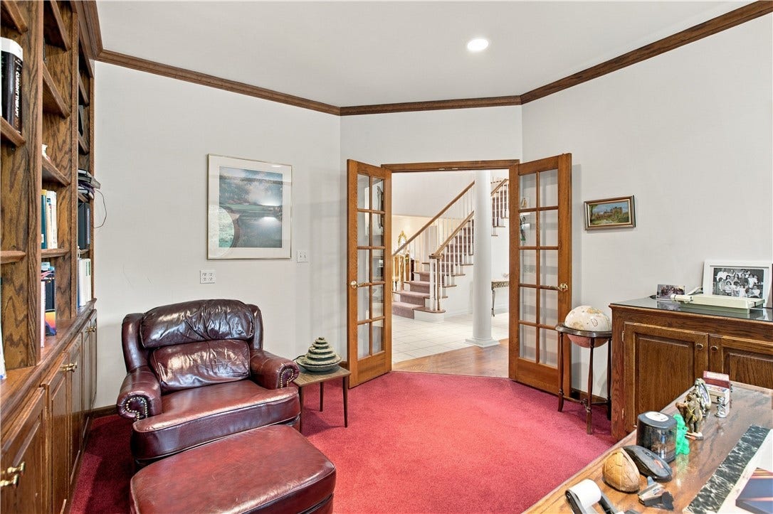 544 Green Parrot Ln, Natrona Heights, PA 15065