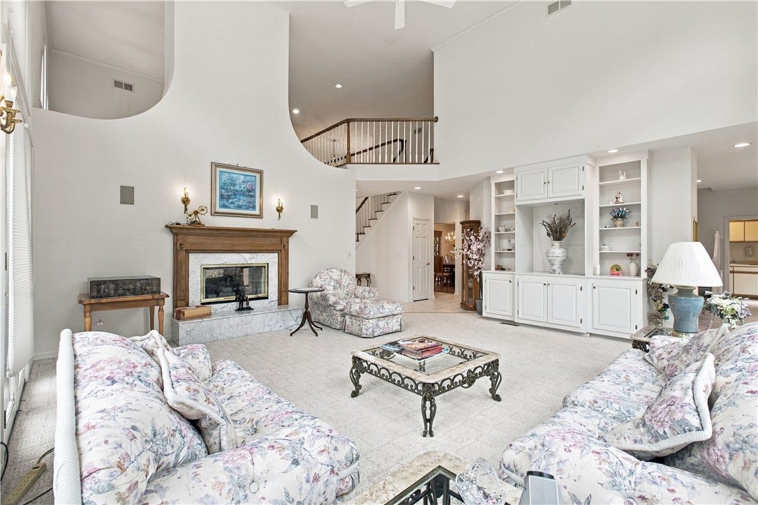 544 Green Parrot Ln, Natrona Heights, PA 15065