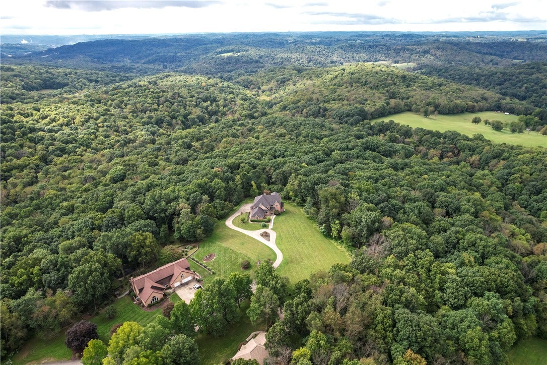 544 Green Parrot Ln, Natrona Heights, PA 15065
