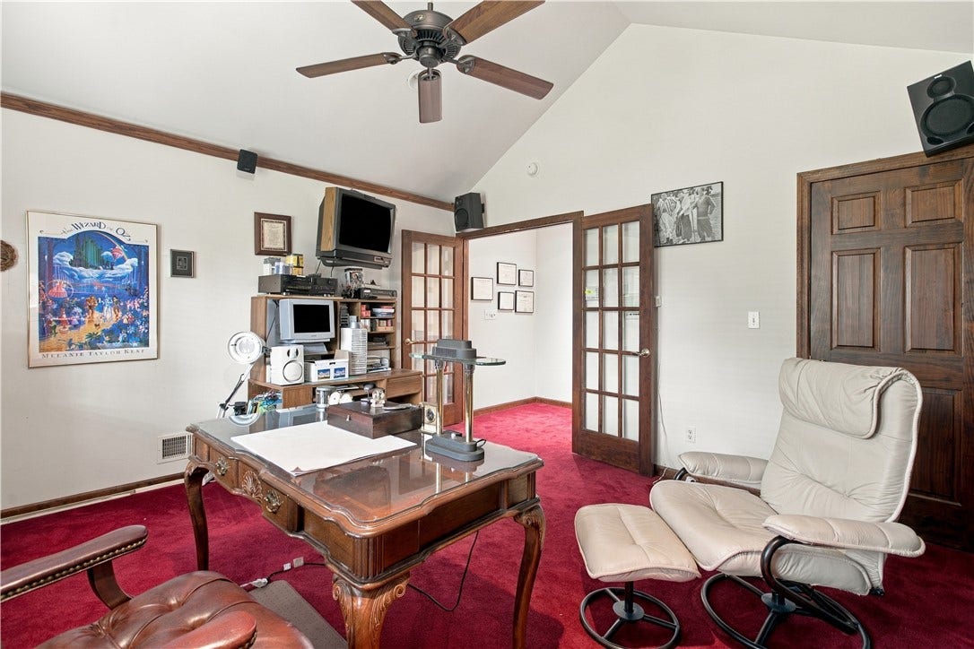 544 Green Parrot Ln, Natrona Heights, PA 15065