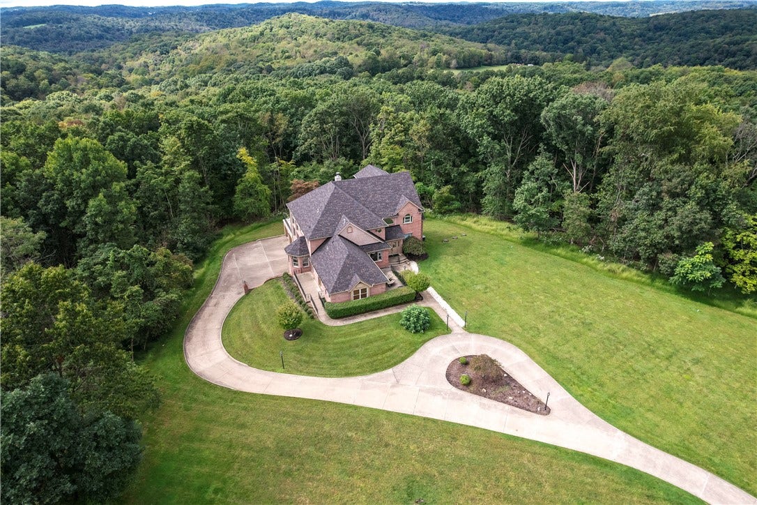 544 Green Parrot Ln, Natrona Heights, PA 15065